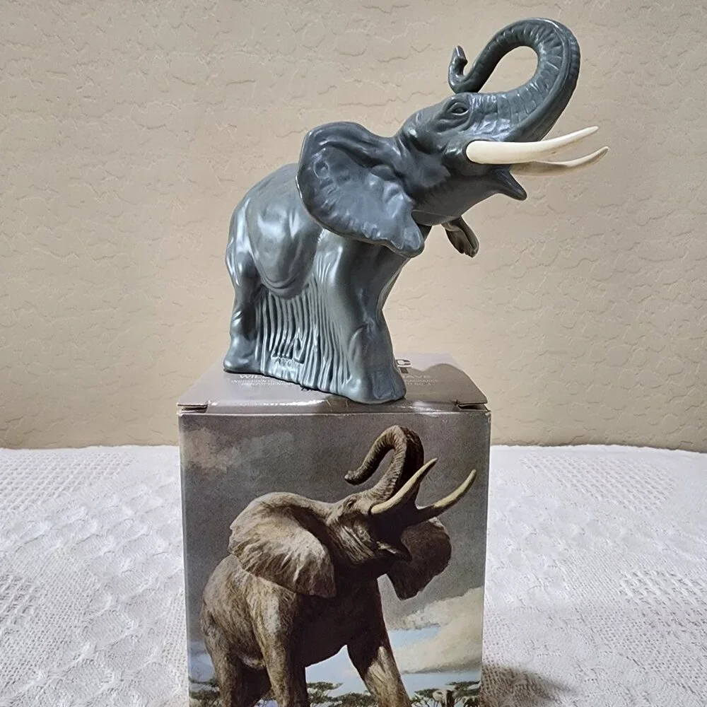 Vintage Avon MAJESTIC ELEPHANT Glass Bottle Wild Country Full in Original Box